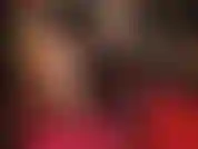 Piernas desnudas se burlan en tacones altos.