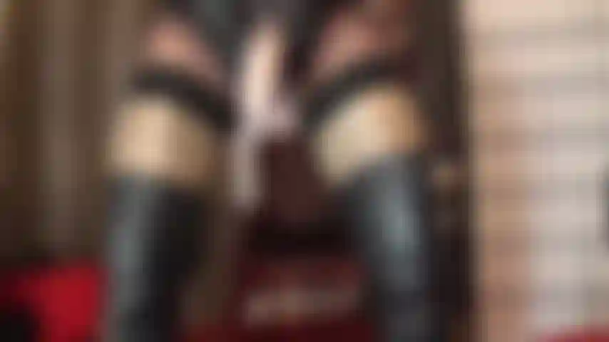 Tu boca de esclava tiene un solo propósito: tragar la sabrosa y enorme polla de mi ama vivian, hasta el fondo, para que tus nalgas rocen sus sedosas medias de nailon. Tu trasero es lo siguiente mientras ella te agarra las caderas con sus manos enguantadas de cuero.