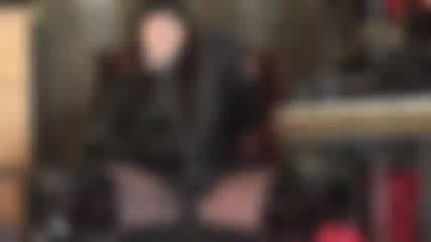 Ama se burla con su polla negra gigante.