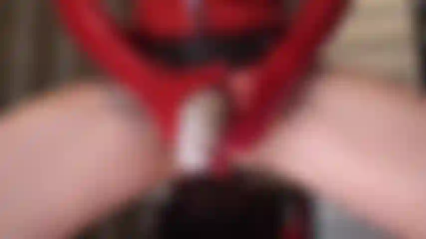 Un strap-on blanco grande. Anhelas esta polla. Solo piensas en que te la den en la cara, que te metan estas bolas en la boca y que me inclinen para una buena penetración.