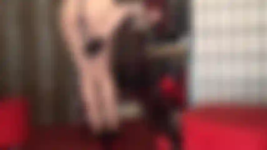 Mistress vivian balancea su culo redondo y una gran polla en tu cara.