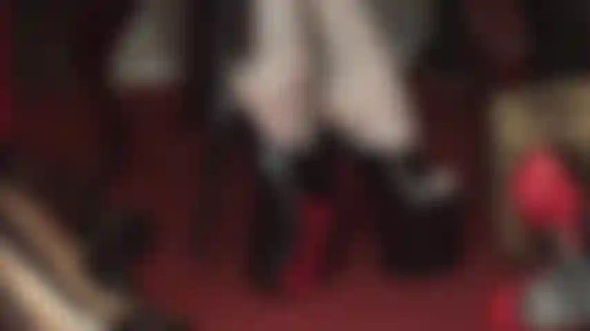 Amante de los tacones altos de plataforma, tan brillantes y fascinantes, altos e intimidantes y simplemente sexys... Puedes ver cuán sudorosos y fragantes son los pies de las medias de amante.