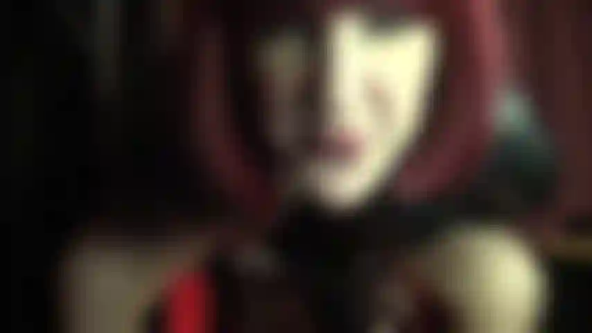 Cuero, piel y enorme strap-on negro grueso.