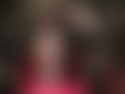 Seductoras medias negras de encaje, top de cuero, guantes de raso y zapatos de tacón de aguja de acero blanco.