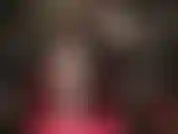 Seductoras medias negras de encaje, top de cuero, guantes de raso y zapatos de tacón de aguja de acero blanco.