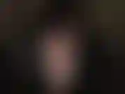 Ama con un traje de látex y capucha. ¡Nunca podrás tocar esto, perdedor! Ama provoca con la cremallera frontal abierta en un traje de látex, labios, lengua, dedo para follar, escote, humillación de perdedor.