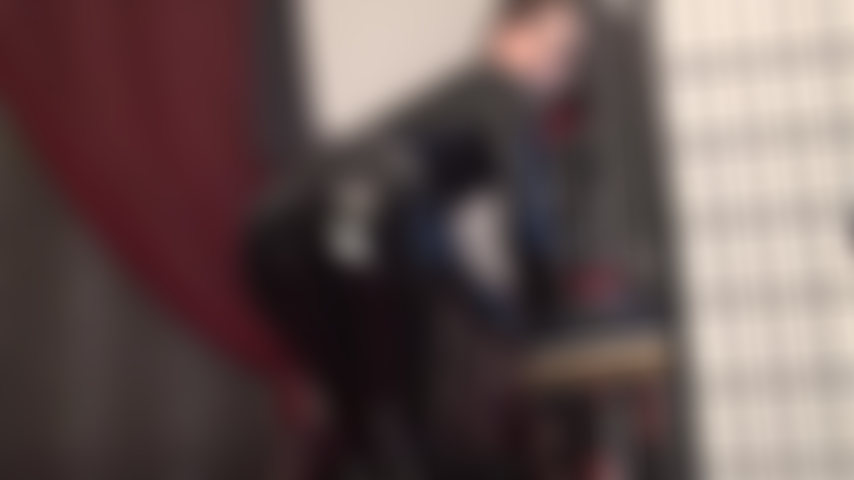 Te encanta mi culo ajustado de látex brillante y pvc. Mi ama te hace besar y lamer su trasero redondo y negro brillante en un mono de pvc.