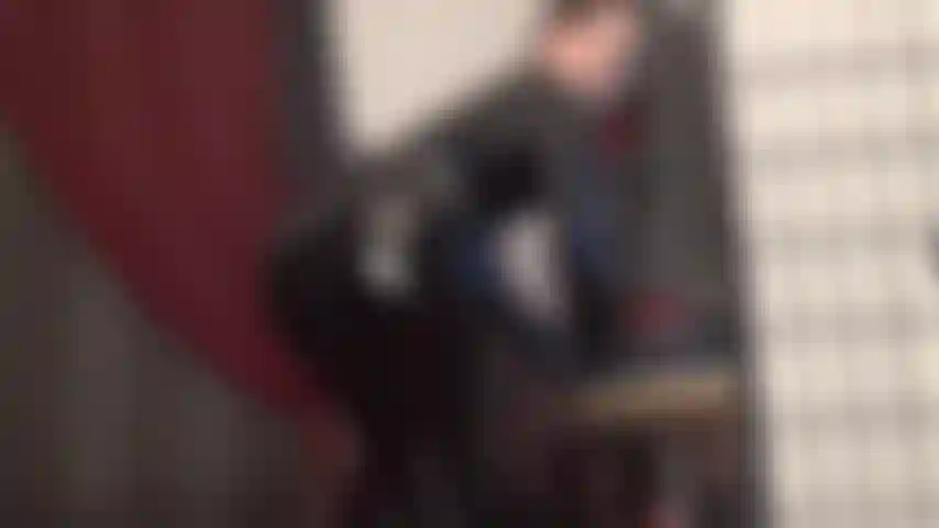 Te encanta mi culo ajustado de látex brillante y pvc. Mi ama te hace besar y lamer su trasero redondo y negro brillante en un mono de pvc.