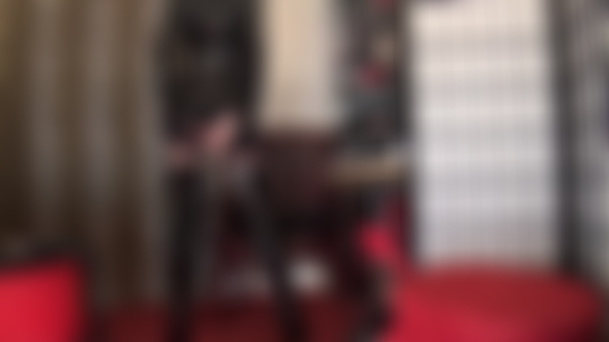 Dama de negro - adoración de culo en medias, ligas, pvc brillante, botas y sombrero.