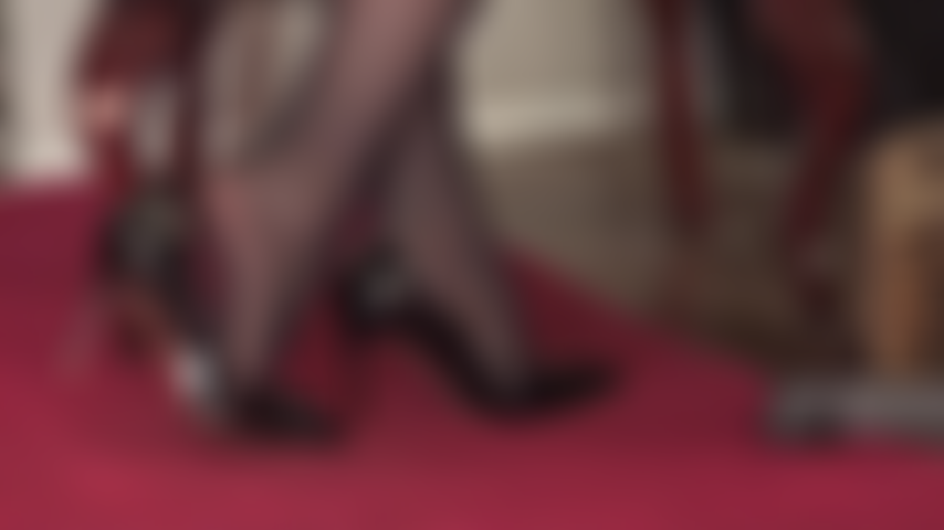 Amante de los zapatos y los tacones altos, con tacones de aguja negros brillantes y capas de nailon.