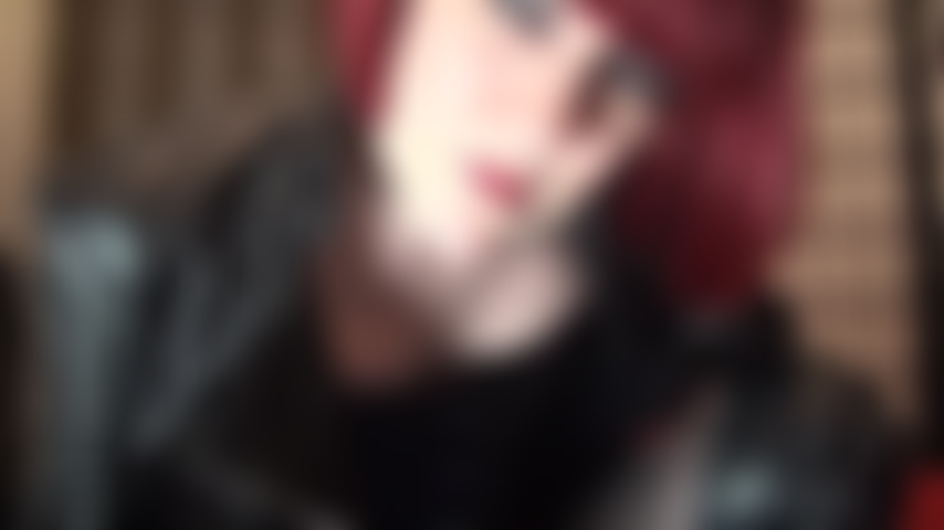 Adoración corporal con cuero negro y shorts rojos metalizados. Mi ama luce un hermoso conjunto de corsé de cuero, botas altas, medias negras, guantes y chaqueta corta. Acaricia tu pene para disfrutar de estas curvas seductoras.