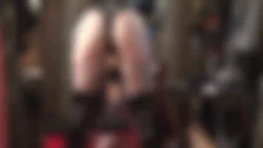 Sentada en tu cara con medias negras transparentes y un strap-on. Mientras bajo mi culo hacia tu cara, mi gran polla blanca se desliza por tu garganta...