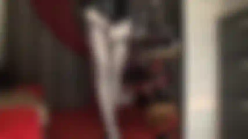 Una combinación brillante de medias blancas de licra leohex y medias negras transparentes con costura, que crean la ilusión de medias grises metalizadas brillantes. Adoro este brillo increíble.