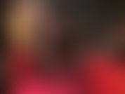 Capas de medias brillantes, negras, rojas y blancas, combinadas con peeptoes de aguja metálicos brillantes.