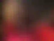 Capas de medias brillantes, negras, rojas y blancas, combinadas con peeptoes de aguja metálicos brillantes.