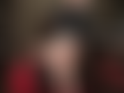 Piernas y pies desnudos, juego de zapatos, colgantes, tacones de suela roja: amante vestida de cuero con cabello corto se burla con sus maravillosas piernas y pies desnudos.