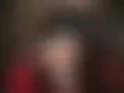 Piernas y pies desnudos, juego de zapatos, colgantes, tacones de suela roja: amante vestida de cuero con cabello corto se burla con sus maravillosas piernas y pies desnudos.