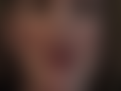 Fetichista de la saliva: mira este delicioso líquido gotear de mis labios pintados con lápiz labial brillante y de mi lengua.