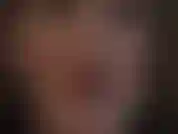 Fetichista de la saliva: mira este delicioso líquido gotear de mis labios pintados con lápiz labial brillante y de mi lengua.