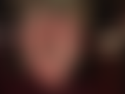 Uñas de los pies pintadas de rojo y pies descalzos y sudorosos en primer plano. - Mistress juega con sus pies húmedos y sexys, plantas suaves y arcos altos en este raro clip con dedos pintados.