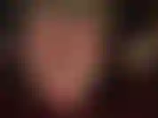 Uñas de los pies pintadas de rojo y pies descalzos y sudorosos en primer plano. - Mistress juega con sus pies húmedos y sexys, plantas suaves y arcos altos en este raro clip con dedos pintados.