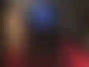 Adoro el culo con leggings azules metalizados, botas altas negras brillantes y un strap-on blanco en el medio.