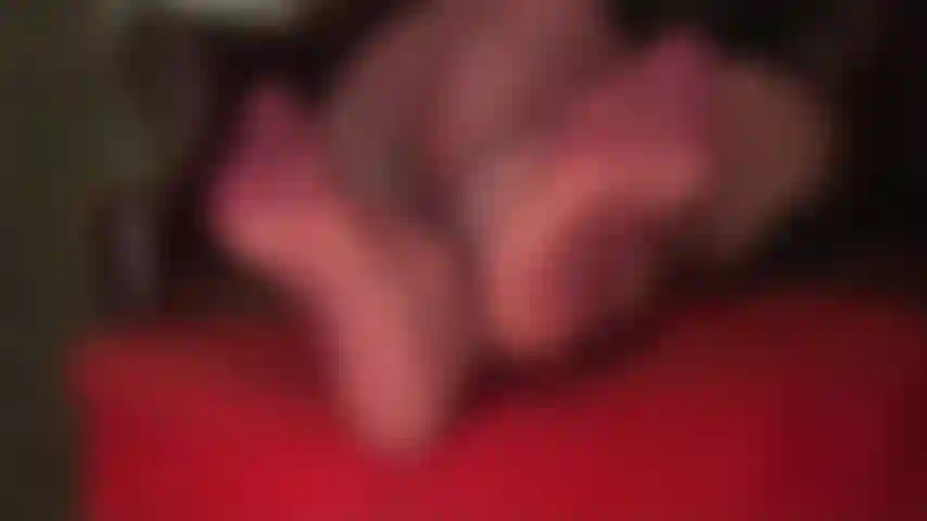 Fetichista de pies y reina de los pies colgantes: mis pies en pantimedias color burdeos transparentes juegan con tu polla y con tu mente.