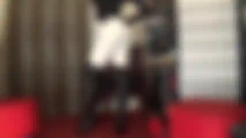 Unos jeans blancos y unas botas de cuero negras hasta la rodilla son una combinación estupenda.