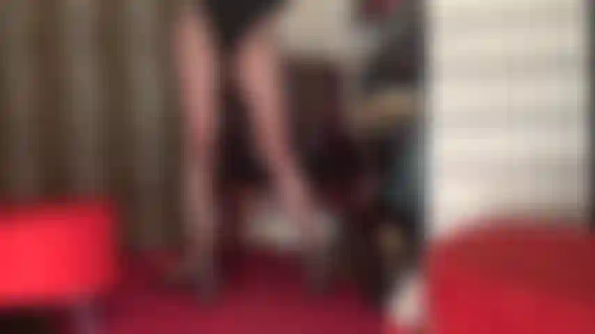 Las medias negras transparentes y las sandalias de tiras son lo que más te excita. La señora vivian tiene las piernas más hermosas, hechas simplemente para medias de nailon sedosas y tacones.