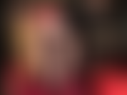 Mmmm la amante se levanta su falda ajustada para revelar medias con costura vintage y ligas debajo, luego agrega un par de bragas de satén rojo sedoso brillante e irresistible que suben y bajan, y suben...