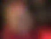 Mmmm la amante se levanta su falda ajustada para revelar medias con costura vintage y ligas debajo, luego agrega un par de bragas de satén rojo sedoso brillante e irresistible que suben y bajan, y suben...