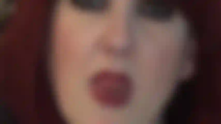 Labios, ojos y lengua irresistibles. Me perdí en estos ojos mientras era provocada por los maravillosos labios rojos y la lengua húmeda de mi amante.