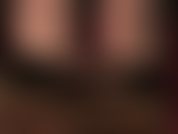 Un primer plano de los pies descalzos de la señora vivian con sus tacones abiertos. ¿No te encantaría estar debajo de ellos...?