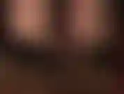 Un primer plano de los pies descalzos de la señora vivian con sus tacones abiertos. ¿No te encantaría estar debajo de ellos...?