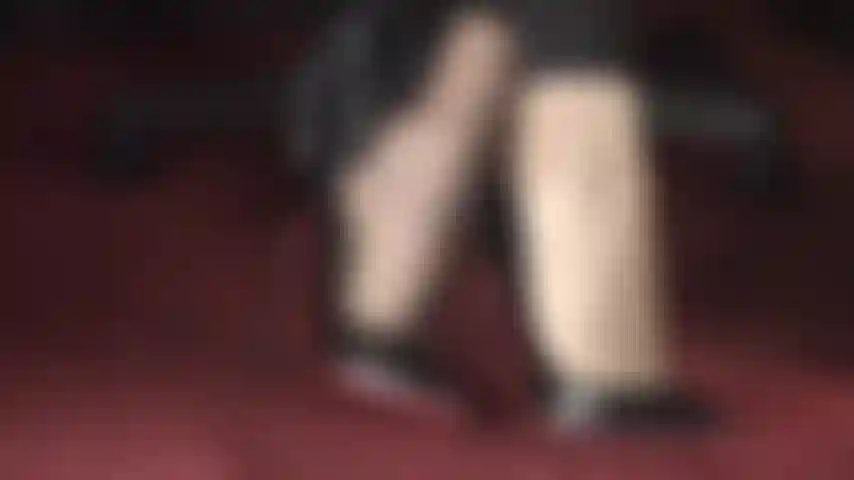 Folla los arcos de nailon de mi amante en tacones de suela roja brillante.