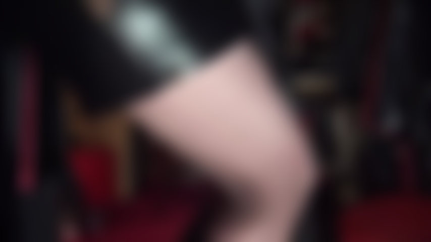 Masturba tu polla para el increíble cuerpo de mi amante en pvc negro brillante.