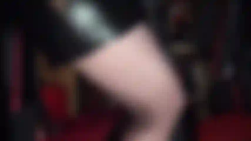 Masturba tu polla para el increíble cuerpo de mi amante en pvc negro brillante.