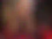 Cuanto más altos sean los tacones, más excitado estarás. Ama lleva tacones de plataforma de 20 cm, provocando con sus impresionantes piernas largas y su culo redondo en shorts ajustados y medias brillantes, acariciando tu polla por encima.