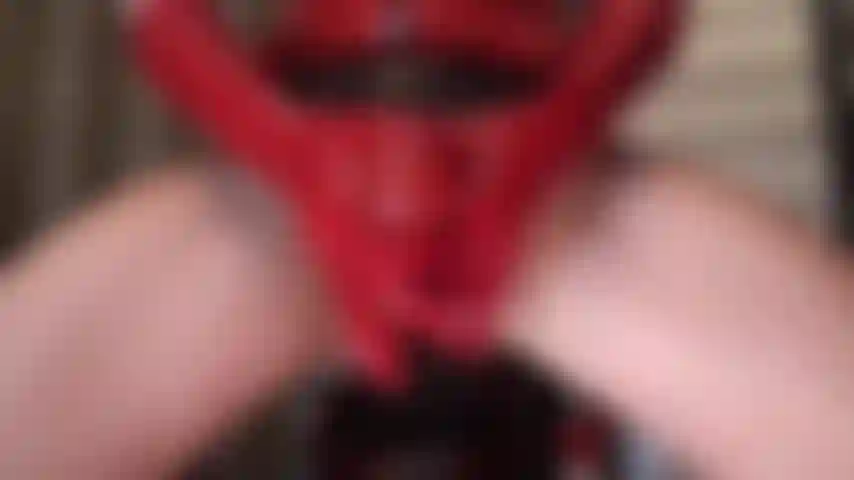 La gran polla roja: la amante sacude su gran correa roja en tu cara, ya sea desde el frente o con su trasero redondo flotando sobre ti, esta polla es tuya para tragar.