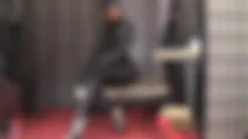 Adoro este increíble atuendo fetiche negro de pantalón, corsé y blusa de satén brillante, combinado con botas de cuero, guantes, chaqueta bolero y sombrero, agregando un abrigo largo de cuero y un abrigo de pvc de alto brillo hasta el suelo.