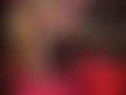 Paja con guantes, piernas, tacones y pies de nailon brillantes: pequeños pantalones cortos metálicos rojos sobre medias extremadamente brillantes, tacones calientes y pies de nailon para provocar a mis subs.