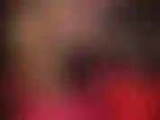 Paja con guantes, piernas, tacones y pies de nailon brillantes: pequeños pantalones cortos metálicos rojos sobre medias extremadamente brillantes, tacones calientes y pies de nailon para provocar a mis subs.