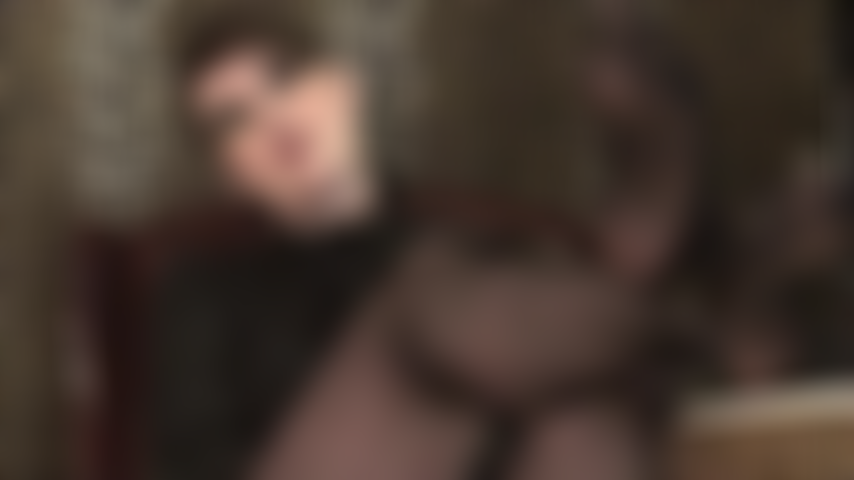 Cabello corto y pies sexys en pantimedias: la amante coloca sus pies de nailon sobre la mesa para permitir la adoración de sus suaves plantas.