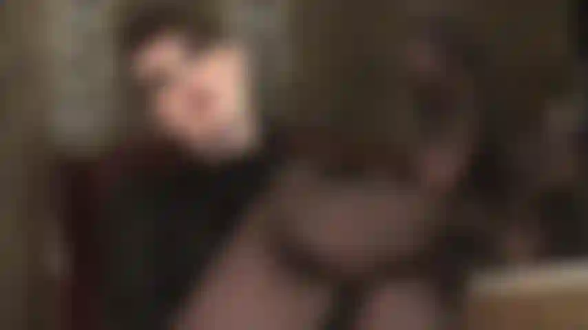 Cabello corto y pies sexys en pantimedias: la amante coloca sus pies de nailon sobre la mesa para permitir la adoración de sus suaves plantas.