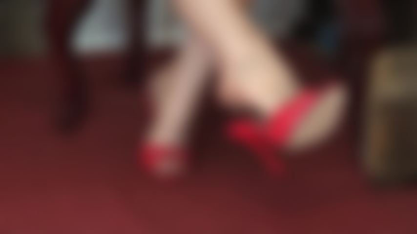 Amante de los mules. Los pies en medias y sensuales mules de tacón alto son tu mayor debilidad. Disfruta de tu fetiche y observa a la señora vivian posar con tres pares diferentes de zapatos abiertos. ¿Encontraste tu favorito?