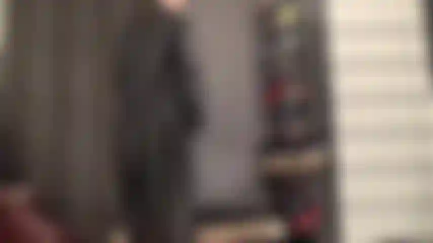 Mi ama vestida completamente de cuero te pone cachondo. Su aspecto, su tacto, su olor. Te encantaría frotar sus botas largas, meter la cara bajo su falda y que te ordeñen la polla sobre su cuero.