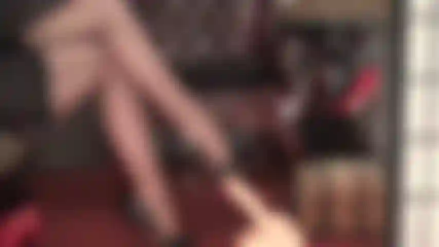 Piernas con medias brillantes de color marrón oscuro, tacones altos y pies que tienen tu polla bajo control total.