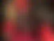 Falda sexy de látex rojo y medias negras. El negro y el rojo son la combinación favorita de mi ama. Goma brillante, tacones sexis, medias de nailon sedosas. Mmm.