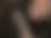 Unos hermosos guantes de terciopelo negro se burlan de un consolador no circuncidado.