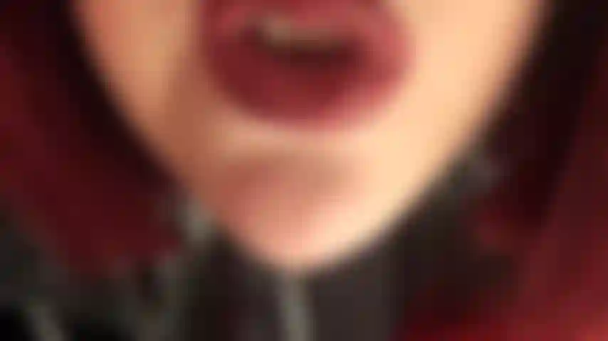 Bebo la sabrosa saliva de mi señora.